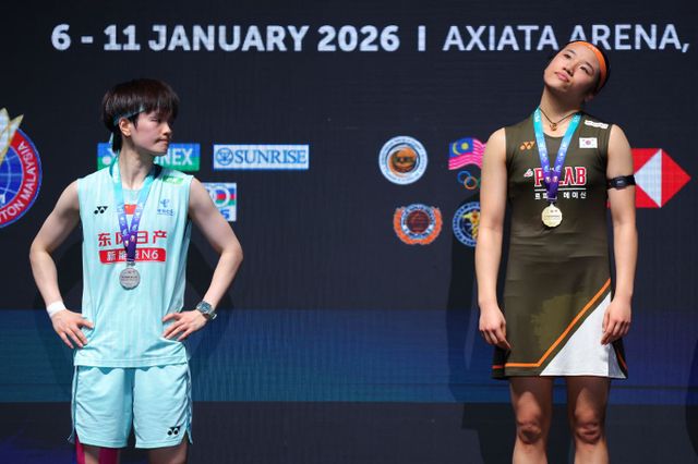 안세영(삼성생명·세계 1위)은 11일(한국시간) 말레이시아 쿠알라룸푸르에 있는 악사이타 아레나에서 열린 2026 세계배드민턴연맹(BWF) 월드투어 말레이시아 오픈(슈퍼 1000) 여자 단식 결승전에서 왕즈이(중국·세계 2위)를 게임스코어 2-0(21-15 24-22)으로 제압하고 우승을 차지했다. 이날 안세영은 2게임에서 13-19로 뒤져 있는 상황에서 역전에 성공해 화제가 됐다. 동남아 현지 언론은 세계 1위와 2위 사이에 분명한 격차가 존재했다며 안세영의 클래스를 극찬했다. 연합뉴스