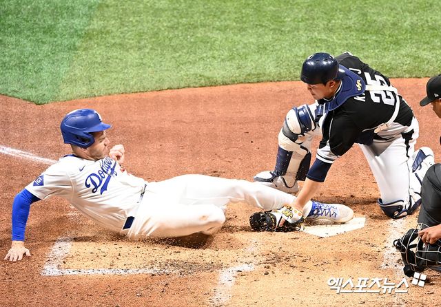 18일 서울 구로구 고척스카이돔에서 열린 '메이저리그 월드투어 서울시리즈 2024' 스페셜 매치 LA 다저스와 팀 코리아의 경기, 3회말 1사 1,2루 LA 프리먼이 스미스의 2타점 2루타때 홈으로 쇄도하며 득점에 성공하고 있다. 엑스포츠뉴스 DB