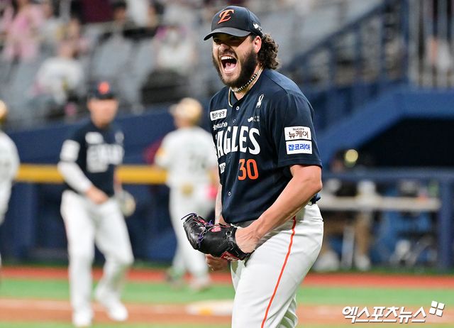 4일 오후 서울 구로구 고척스카이돔에서 열린 '2025 신한 SOL Bank KBO리그' 한화 이글스와 키움 히어로즈의 경기, 5회말 무사 1루 한화 폰세가 전태현을 병살타로 처리한 후 포효하고 있다. 엑스포츠뉴스 DB