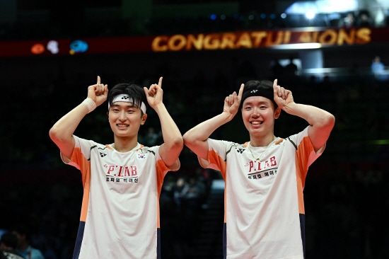 서승재-김원호 조(이상 삼성생명·세계 1위)는 11일(한국시간) 말레이시아 쿠알라룸푸르에 있는 악사이타 아레나에서 열린 2026 세계배드민턴연맹(BWF) 월드투어 말레이시아 오픈(슈퍼 1000) 남자 복식 결승전에서 말레이시아의 아론 치아-소위익 조(세계 2위)를 게임스코어 2-1(21-15 12-21 21-18)로 이기면서 우승을 차지했다. 서승재-김원호 조는 지난 시즌에 이어 또다시 말레이시아 오픈 정상에 오르면서 대회 2연패에 성공했다. 연합뉴스