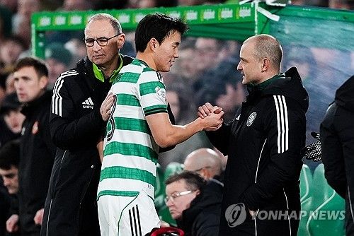 스코틀랜드 명문 셀틱의 양현준이 그야말로 미친 활약을 펼치며 현지를 뜨겁게 달구고 있다. 감독이 교체되는 어수선한 상황에서도 보란 듯이 결승골을 터뜨리며 팀의 중심에 섰다. 팬들은 그를 전설적인 스타 호나우지뉴에 빗대며 '양나우지뉴'라는 찬사를 보내고 있다. 연합뉴스