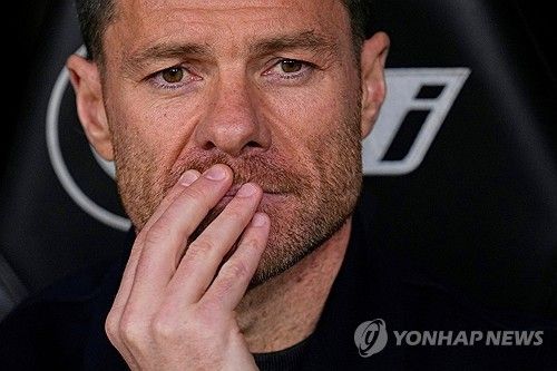 레알 마드리드는 이제 어떤 감독이 와도 선수단을 장악하기 힘든 팀이 됐다. 레알 마드리드가 팀 레전드 출신 사비 알론소 감독과 전격 결별했다. 레알 마드리드 시절 리그 우승과 코파 델 레이(스페인 국왕컵) 우승, 유럽축구연맹(UEFA) 챔피언스리그 우승 등을 차지하며 팀의 레전드로 이름을 올린 알론소 감독조차 선수단 장악에 실패하고 팀을 떠나게 됐다. 사진 연합뉴스