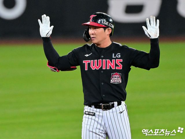 LG 트윈스 오지환이 12일 인천국제공항을 통해 1차 캠프지인 미국 애리조나로 조기 출국했다. 엑스포츠뉴스 DB