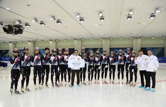 우원식 국회의장이 12일 진천국가대표 선수촌을 방문, 양궁과 쇼트트랙 대표팀 훈련을 참관하고, 쇼트트랙 국가대표 선수단에 격려금을 전달했다. 사진 대한체육회 제공