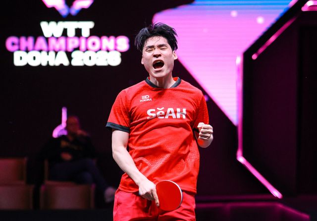 한국 남자 탁구 에이스 장우진(세계 18위)은 12일(한국시간) 카타르 도하에서 열린 월드테이블테니스(WTT) 챔피언스 도하 2026 남자 단식 결승에서 대만의 린윈루(세계 13위)에게 게임스코어 0-4(7-11 9-11 9-11 11-13)로 완패했다. 비록 우승에 실패했지만 장우진은 이번 대회에서 중국의 린스둥(세계 2위)을 포함해 세계적인 강자들을 연달아 격파하고 결승에 오르는 대이변을 연출해 화제가 됐다. WTT