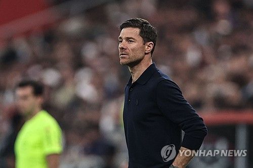 레알 마드리드는 이제 어떤 감독이 와도 선수단을 장악하기 힘든 팀이 됐다. 레알 마드리드가 팀 레전드 출신 사비 알론소 감독과 전격 결별했다. 레알 마드리드 시절 리그 우승과 코파 델 레이(스페인 국왕컵) 우승, 유럽축구연맹(UEFA) 챔피언스리그 우승 등을 차지하며 팀의 레전드로 이름을 올린 알론소 감독조차 선수단 장악에 실패하고 팀을 떠나게 됐다. 사진 연합뉴스