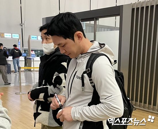 LG 트윈스 오지환이 12일 인천국제공항을 통해 1차 캠프지인 미국 애리조나로 조기 출국했다. 출국을 앞둔 오지환이 팬들의 사인 요청에 응하고 있다. 인천공항, 김유민 기자
