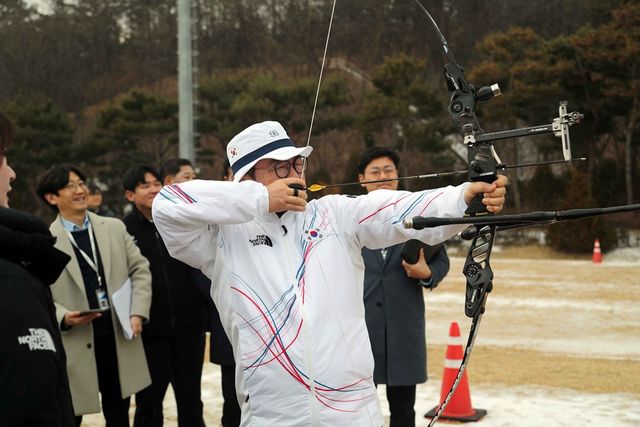 우원식 국회의장이 12일 진천국가대표 선수촌을 방문, 양궁과 쇼트트랙 대표팀 훈련을 참관하고, 쇼트트랙 국가대표 선수단에 격려금을 전달했다. 사진 대한체육회 제공