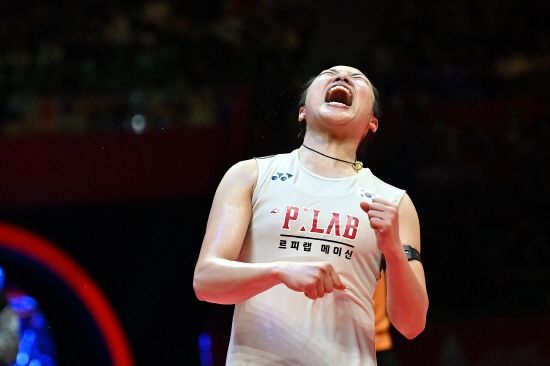 '배드민턴 여제' 안세영이 2026년 새해 첫 대회부터 우승컵을 들어 올리며 '안세영 천하'를 다시 한번 선포했다. 세계랭킹 1위 안세영이 기적 같은 대역전극으로 말레이시아 오픈 3연패를 달성하며 여제의 위용을 뽐낸 반면, 다 잡은 승리를 놓친 세계 2위 왕즈이(중국)는 경기 후 '자랑스럽다'는 인터뷰를 남겨 자국 팬들의 거센 비난에 직면했다. 안세영은 11일 말레이시아 쿠알라룸푸르에서 열린 2026 말레이시아 오픈 여자단식 결승에서 왕즈이를 게임스코어 2-0으로 제압했다. 왕즈이는 안세영에 최근 9연패를 당했으나 '내가 자랑스럽다'는 코멘트를 한 것이 중국 팬들을 자극했다. 연합뉴스