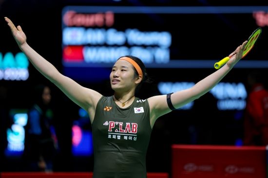 세계랭킹 1위 안세영(삼성생명)은 지난 11일 말레이시아 쿠알라룸푸르에 있는 악사이타 아레나에서 열린 2026 세계배드민턴연맹(BWF) 월드투어 말레이시아 오픈(슈퍼 1000) 여자 단식 결승전에서 중국의 왕즈이(세계 2위)를 게임스코어 2-0(21-15 24-22)으로 제압하고 우승을 차지했다. 이후 왕즈이가 인터뷰에서 자신을 자랑스럽게 여기자 중국 언론과 팬들은 안세영에게 9연패를 당한 것을 지적하면서 왕즈이에게 비판을 쏟아냈다. 연합뉴스