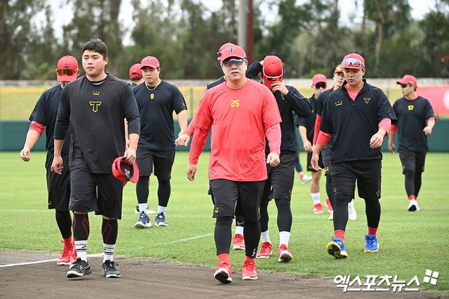 KIA 타이거즈가 2026시즌을 대비한 스프링캠프에 나선다. 지난해 미국 캘리포니아주 어바인에서 1차 캠프를 진행했던 KIA는 올해 일본 외딴섬 아마미오시마에서 1차 캠프를 진행한다. KIA는 아마미오시마에서 강한 강도의 훈련을 소화한 뒤 2월 중순 일본 오키나와로 이동해 실전 경기 위주의 2차 캠프를 진행할 예정이다. 엑스포츠뉴스 DB