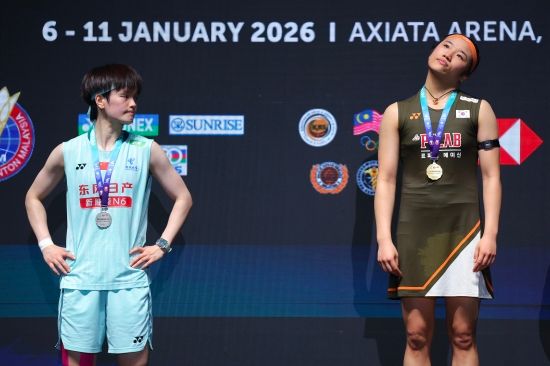 '배드민턴 여제' 안세영이 2026년 새해 첫 대회부터 우승컵을 들어 올리며 '안세영 천하'를 다시 한번 선포했다. 세계랭킹 1위 안세영이 기적 같은 대역전극으로 말레이시아 오픈 3연패를 달성하며 여제의 위용을 뽐낸 반면, 다 잡은 승리를 놓친 세계 2위 왕즈이(중국)는 경기 후 '자랑스럽다'는 인터뷰를 남겨 자국 팬들의 거센 비난에 직면했다. 안세영은 11일 말레이시아 쿠알라룸푸르에서 열린 2026 말레이시아 오픈 여자단식 결승에서 왕즈이를 게임스코어 2-0으로 제압했다. 왕즈이는 안세영에 최근 9연패를 당했으나 '내가 자랑스럽다'는 코멘트를 한 것이 중국 팬들을 자극했다. 연합뉴스