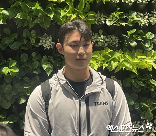 LG 트윈스 김영우가 12일 인천국제공항을 통해 1차 캠프지인 미국 애리조나로 조기 출국했다. 출국을 앞둔 김영우가 취재진과 인터뷰에 응하고 있다. 인천공항, 김유민 기자