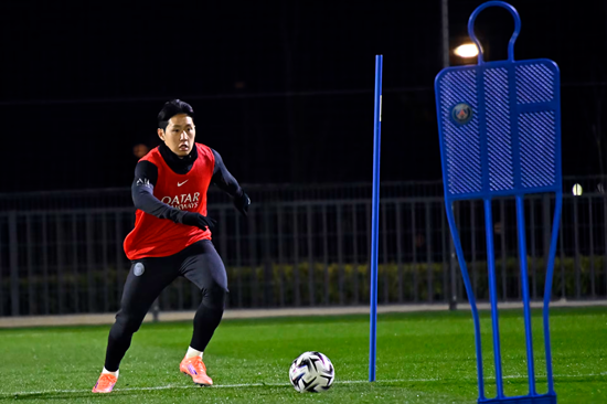 허벅지 부상으로 전력에서 이탈한 이강인(파리 생제르맹)이 그라운드 복귀를 위한 준비에 속도를 내고 있다. 구단 발표에 따르면 이강인은 아직 팀 동료들과 함께하는 단체 훈련에는 참여하지 못하고 있다. 대신 개별 맞춤형 훈련 프로그램을 소화하며 복귀 시점을 조율 중인 것으로 확인됐다. PSG