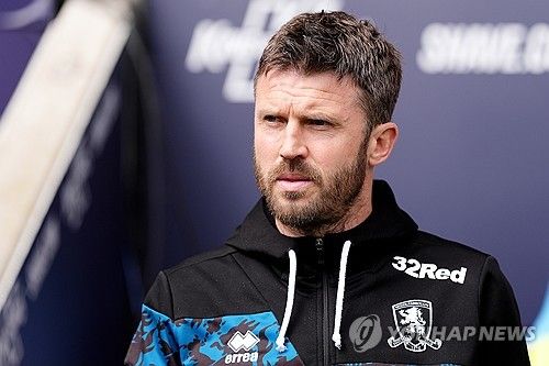 영국 유력지 가디언은 11일(한국시간) 마이클 캐릭이 맨체스터 유나이티드 임시 감독 후보 1순위로 떠올랐다고 보도했다. 맨유는 2024년 11월부터 팀을 이끌던 후벵 아모림 감독과 지난 5일 결별하면서 새로운 사령탑을 찾고 있다. 당초 맨유의 새로운 사령탑으로 유력했던 지도자는 올레 군나르 솔샤르 감독이었으나 최근 맨유 수뇌부는 캐릭 감독과 면담을 나눈 후 캐릭 감독을 선임하는 쪽으로 기울고 있는 것으로 알려졌다. 연합뉴스