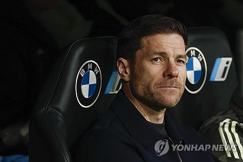 레알 마드리드는 이제 어떤 감독이 와도 선수단을 장악하기 힘든 팀이 됐다. 레알 마드리드가 팀 레전드 출신 사비 알론소 감독과 전격 결별했다. 레알 마드리드 시절 리그 우승과 코파 델 레이(스페인 국왕컵) 우승, 유럽축구연맹(UEFA) 챔피언스리그 우승 등을 차지하며 팀의 레전드로 이름을 올린 알론소 감독조차 선수단 장악에 실패하고 팀을 떠나게 됐다. 사진 연합뉴스