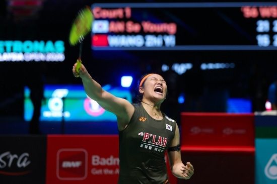 배드민턴 여자 단식 세계랭킹 1위 안세영이 지난 11일 말레이시아 쿠알라룸푸르에 있는 악사이타 아레나에서 열린 2026 세계배드민턴연맹(BWF) 월드투어 말레이시아 오픈(슈퍼 1000) 여자 단식 결승전에서 세계랭킹 2위 중국의 왕즈이를 게임 스코어 2-0으로 제압, 새해 첫 대회에서 정상에 올랐다. 사진 연합뉴스
