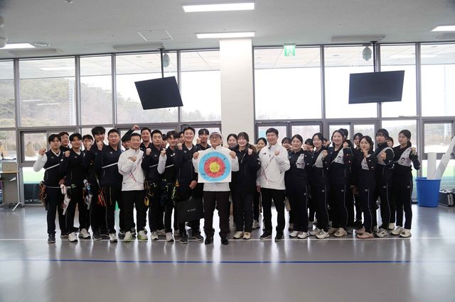 우원식 국회의장이 12일 진천국가대표 선수촌을 방문, 양궁과 쇼트트랙 대표팀 훈련을 참관하고, 쇼트트랙 국가대표 선수단에 격려금을 전달했다. 사진 대한체육회 제공