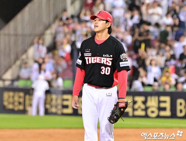 3일 오후 서울 송파구 잠실야구장에서 열린 '2025 신한 SOL Bank KBO리그' KIA 타이거즈와 두산 베어스의 경기, KIA가 양현종의 호투와 오선우의 결승타에 힘입어 두산에 11:3으로 승리했다. 이날 경기에서 승리한 KIA 홍원빈이 기뻐하고 있다. 엑스포츠뉴스 DB