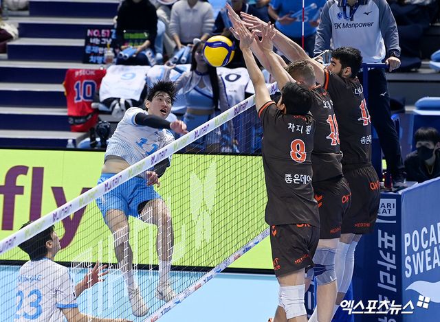 13일 오후 인천 계양체육관에서 열린 '진에어 2025-2026 V-리그' 대한항공과 OK저축은행의 경기, 대한항공 김선호가 공격을 시도하고 있다. 인천, 고아라 기자