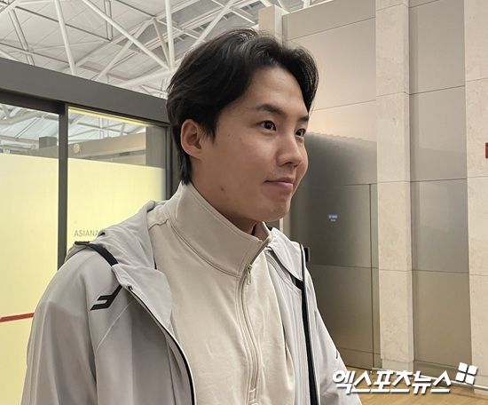 LG 트윈스 임찬규가 12일 인천국제공항을 통해 1차 캠프지인 미국 애리조나로 조기 출국했다. 출국을 앞둔 임찬규가 취재진과 인터뷰에 응하고 있다. 인천공항, 김유민 기자