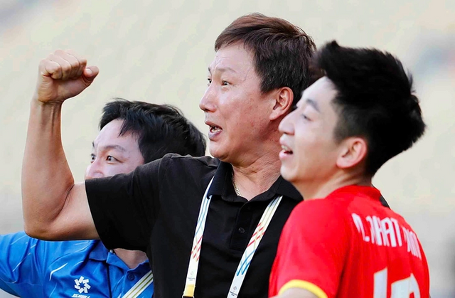 김상식 감독이 이끄는 베트남 23세 이하(U-23) 축구대표팀이 파죽의 14연승을 질주하며 아시아 축구계를 경악하게 만들었다. 개최국 사우디아라비아까지 잠재우며 U-23 아시안컵 조별리그를 전승으로 통과하는 '김상식 매직'을 선보이며 베트남 현지를 깜짝 놀라게 했다. 투오이트레