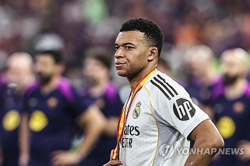 레알 마드리드 레전드 출신 감독 사비 알론소의 지시를 거부했던 킬리안 음바페가 알론소 감독 사임 후 공개적으로 작별 메시지를 전했다. 음바페는 자신의 SNS에 알론소 감독과 두 손을 맞잡은 사진을 게시하며 '짧은 시간이었지만 당신을 위해 뛰고 당신에게서 배울 수 있어 기뻤다. 첫날부터 나를 믿어줘서 고맙다'라고 적었다. 연합뉴스