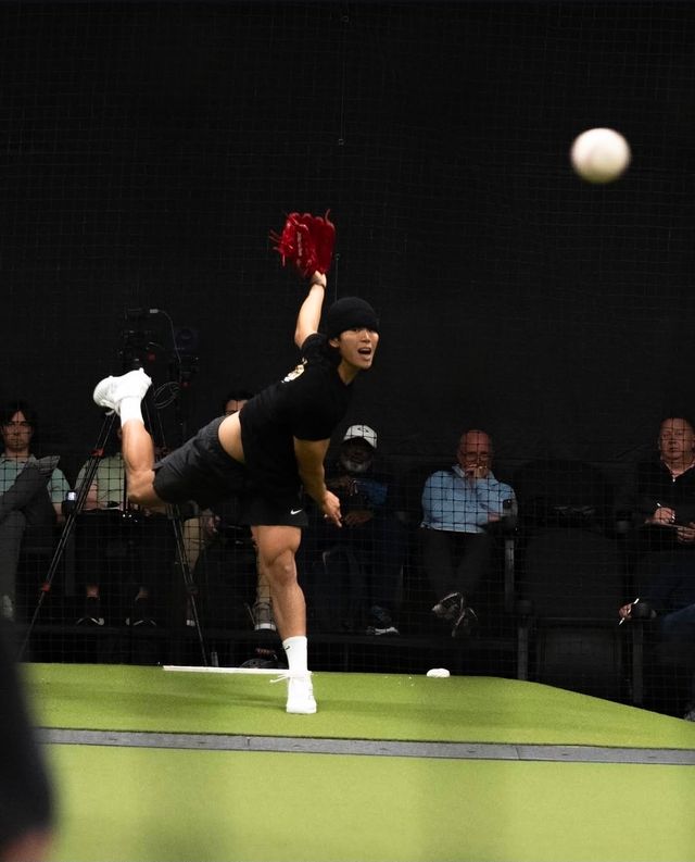 미국 노스캐롤라이나주 샬럿에 위치한 야구 전문 트레이닝 센터 '트레드 애슬레틱'은 지난 10일 공식 유튜브 채널과 인스타그램을 통해 여러 투수들의 투구 영상을 공개했다. 홍원빈도 모습을 드러냈다. 트레드 애슬레틱 SNS