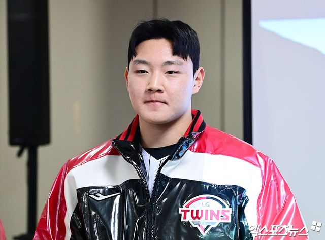 지난 6일 오후 서울 송파구 잠실야구장에서 열린 '2026 LG 트윈스 시무식'에 참석한 LG 신인 양우진이 인사하고 있다. 엑스포츠뉴스 DB