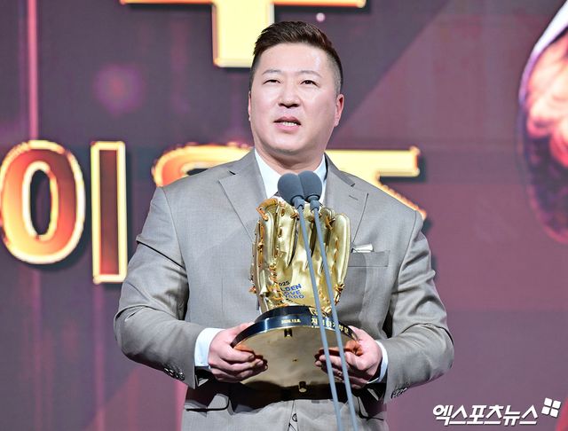 삼성 라이온즈가 2026시즌 우승 도전을 위한 첫 발걸음을 뗀다. 삼성 선수단은 오는 23일 괌으로 출국해 1차 스프링캠프를 소화한 뒤 2월 초 일본 오키나와로 이동해 2차 스프링캠프 일정에 임한다. 베테랑 최형우와 강민호 등 일부 선수는 선수단 본진보다 더 일찍 괌으로 들어가 훈련을 빠르게 시작할 계획이다. 엑스포츠뉴스 DB