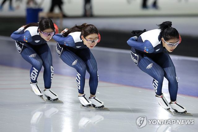 밀라노 코르티나담페초 동계올림픽 개막을 한 달여 앞둔 8일 스피드스케이팅 선수들이 서울 노원구 태릉국제스케이트장에서 훈련하고 있다. 오른쪽부터 이나현, 김민선, 정희단 연합뉴스