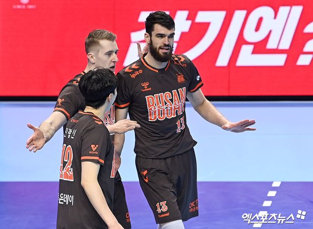 13일 오후 인천 계양체육관에서 열린 '진에어 2025-2026 V-리그' 대한항공과 OK저축은행의 경기, OK저축은행 오데이 디미트로프가 득점한 뒤 기뻐하고 있다. 인천, 고아라 기자