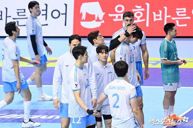 13일 오후 인천 계양체육관에서 열린 '진에어 2025-2026 V-리그' 대한항공과 OK저축은행의 경기, OK저축은행이 풀세트 접전 끝에 세트 스코어 3:2(21-25 25-20 20-25 30-28 15-13)로 승리를 거뒀다. 이날 경기를 마친 대한항공 선수들이 아쉬워 하고 있다. 인천, 고아라 기자