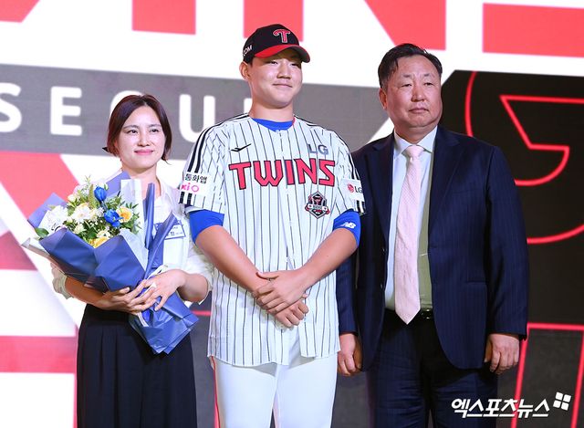 지난해 9월 17일 오후 서울 송파구 롯데호텔 월드에서 열린 '2026 KBO 신인 드래프트'에 참석한 LG 트윈스에서 양우진(경기항공고)이 1라운드 8순위로 지명된 뒤 기념 촬영을 하고 있다. 엑스포츠뉴스 DB