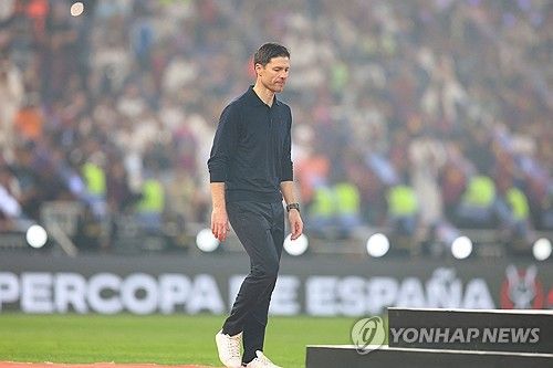 레알 마드리드 레전드 출신 감독 사비 알론소의 지시를 거부했던 킬리안 음바페가 알론소 감독 사임 후 공개적으로 작별 메시지를 전했다. 음바페는 자신의 SNS에 알론소 감독과 두 손을 맞잡은 사진을 게시하며 '짧은 시간이었지만 당신을 위해 뛰고 당신에게서 배울 수 있어 기뻤다. 첫날부터 나를 믿어줘서 고맙다'라고 적었다. 연합뉴스