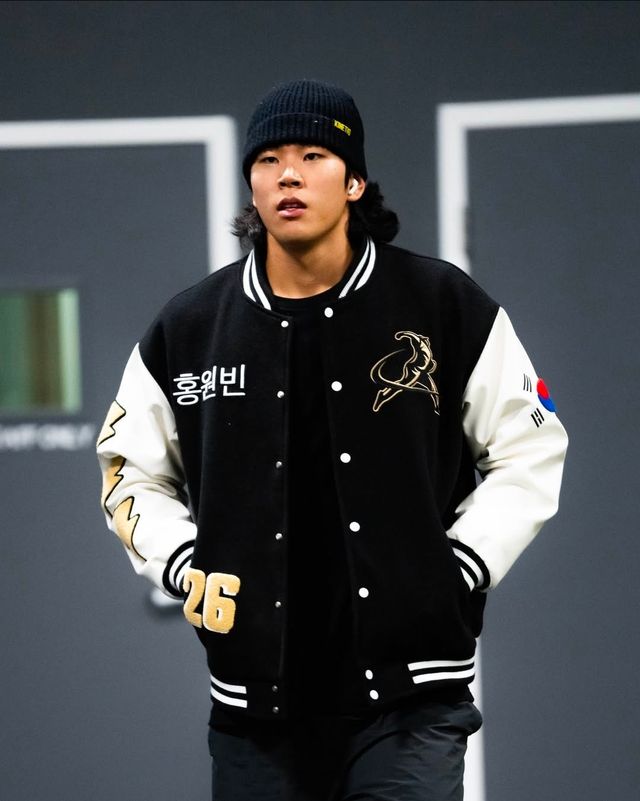 미국 노스캐롤라이나주 샬럿에 위치한 야구 전문 트레이닝 센터 '트레드 애슬레틱'은 지난 10일 공식 유튜브 채널과 인스타그램을 통해 여러 투수들의 투구 영상을 공개했다. 홍원빈도 모습을 드러냈다. 트레드 애슬레틱 SNS