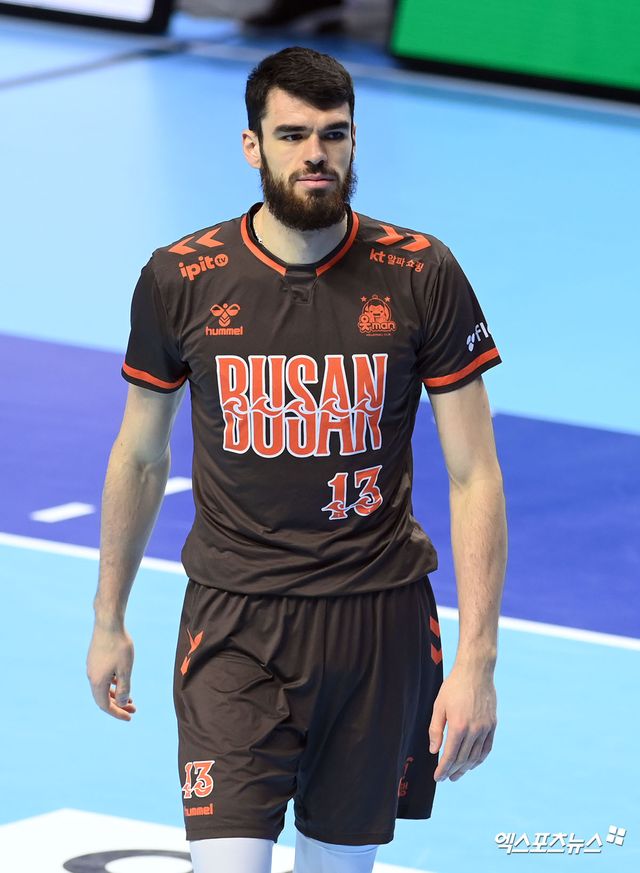 13일 오후 인천 계양체육관에서 열린 '진에어 2025-2026 V-리그' 대한항공과 OK저축은행의 경기, OK 디미트로프가 득점하고 있다. 인천, 고아라 기자