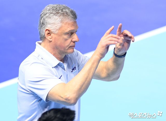 13일 오후 인천 계양체육관에서 열린 '진에어 2025-2026 V-리그' 대한항공과 OK저축은행의 경기, 대한항공 헤난 감독이 비디오 판독을 요청하고 있다. 인천, 고아라 기자