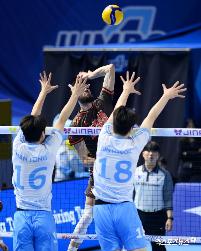 13일 오후 인천 계양체육관에서 열린 '진에어 2025-2026 V-리그' 대한항공과 OK저축은행의 경기, OK 디미트로프가 공격을 시도하고 있다. 인천, 고아라 기자