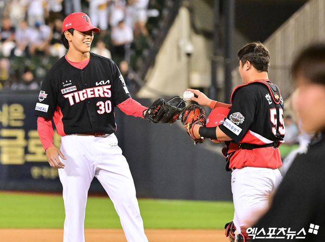 3일 오후 서울 송파구 잠실야구장에서 열린 '2025 신한 SOL Bank KBO리그' KIA 타이거즈와 두산 베어스의 경기, KIA가 양현종의 호투와 오선우의 결승타에 힘입어 두산에 11:3으로 승리했다. 이날 경기에서 승리한 KIA 선수들이 기뻐하고 있다. 엑스포츠뉴스 DB