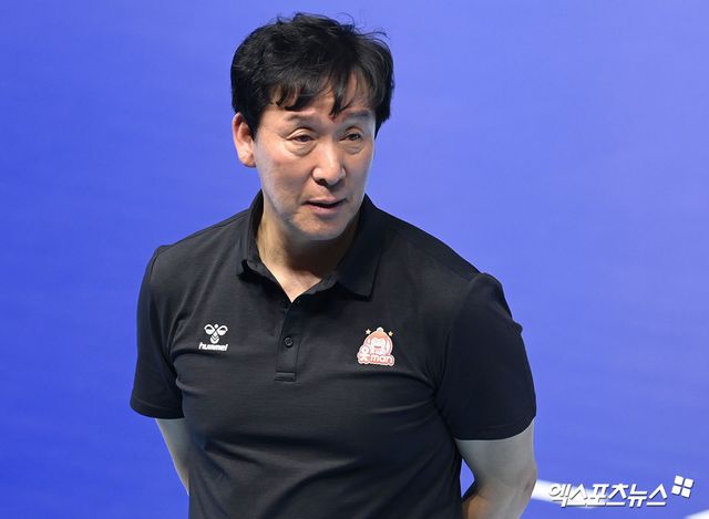 13일 오후 인천 계양체육관에서 열린 '진에어 2025-2026 V-리그' 대한항공과 OK저축은행의 경기, OK저축은행 신영철 감독이 경기를 지켜보고 있다. 인천, 고아라 기자