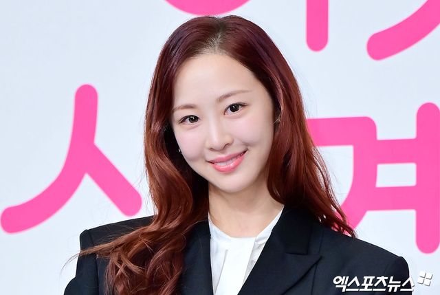 배우 김다솜이 포즈를 취하고 있다.