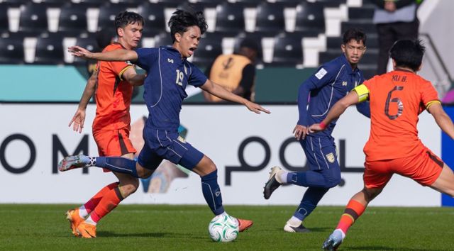 중국 23세 이하(U-23) 축구 국가대표팀은 14일(한국시간) 사우디아라비아 리야드에 위치한 알샤바브 스타디움에서 열린 태국과의 2026 아시아축구연맹(AFC) U-23 아시안컵 조별리그 D조 최종전에서 득점 없이 0-0 무승부를 거뒀다. 승리에 실패했지만 D조 2위로 8강 진출에 성공하면서 AFC U-23 아시안컵 역대 최초로 토너먼트 진출에 성공했다. 중국은 토너먼트 첫 경기에서 우즈베키스탄을 상대하고 한국은 중국을 밀어내고 D조 1위를 차지한 호주를 상대하게 됐다. AFC