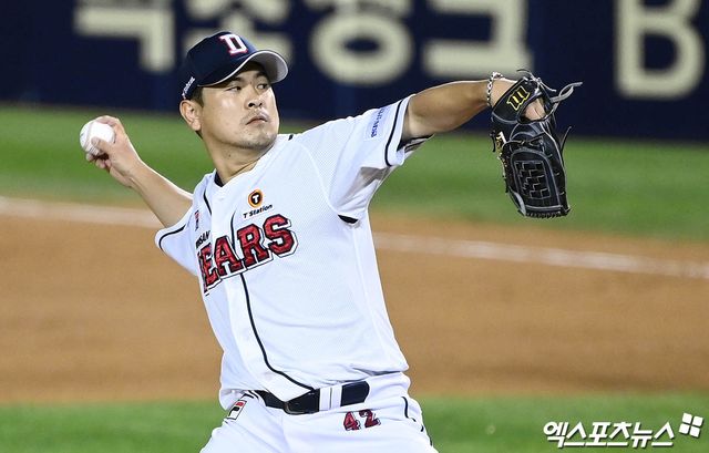 두산 베어스가 2026시즌 코칭스태프 보직을 확정해 14일 공식 발표했다. 두산은 팀과 인연이 있었던 전형도 코치와 윤명준 코치를 영입해 각각 퓨처스팀 수비코치와 잔류군 코치로 임명했다. 엑스포츠뉴스 DB