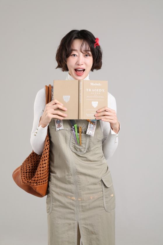 배우 최여진이 연극 '리타 길들이기'에서 리타 역으로 무대에 오른다.