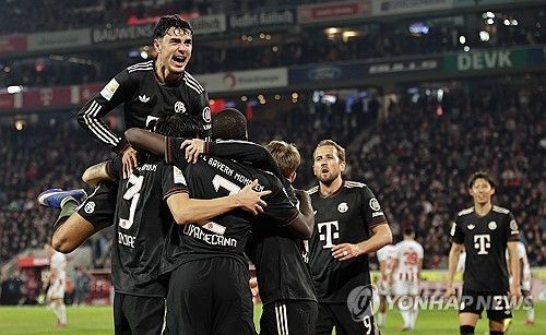 바이에른 뮌헨이 김민재의 결승포에 힘입어 FC쾰른을 꺾고 17경기 무패를 질주했다. 어느덧 2위 보루시아 도르트문트와의 승점 차는 11점으로 벌어졌다. 지난 시즌에 이어 두 시즌 연속 리그 우승에 도전하고 있는 뮌헨의 시야에 벌써 우승이 들어오기 시작했다. 뮌헨이 지금의 페이스를 유지한다면 이변이 없는 이상 이번 시즌에도 리그 정상에 오를 게 유력해 보인다. 사진 연합뉴스