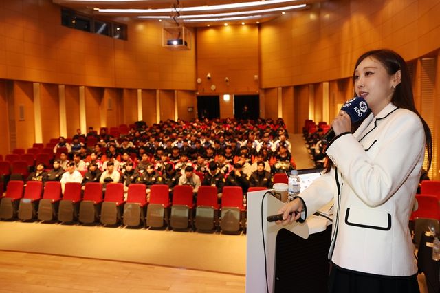 박지영 아나운서가 14일 대전 유성구 컨벤션 센터에서 열린 2026 KBO 신인선수 오리엔테이션에서 미디어 교육 강사로 나섰다. 사진 KBO 제공