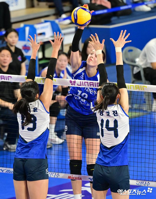 22일 오후 경기도 화성 종합실내체육관에 열린 '진에어 2025-2026 V-리그' IBK 기업은행과 현대건설의 경기, 기업은행 빅토리아가 공격을 시도하고 있다. 엑스포츠뉴스 DB