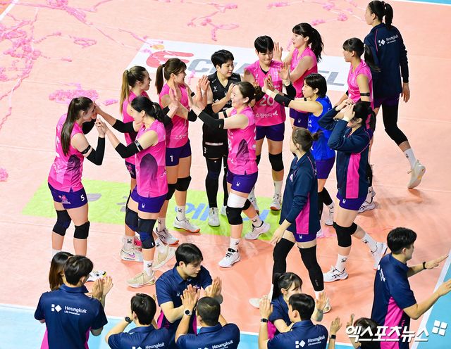 14일 오후 인천 부평구 삼산월드체육관 열린 '진에어 2025-2026 V-리그' 흥국생명과 한국도로공사의 경기, 흥국생명이 한국도로공사에 세트스코어 3:1(23-25, 25-22, 29-27, 25-16)로 승리했다. 이날 경기에서 승리한 흥국생명 선수들이 기뻐하고 있다. 인천, 김한준 기자