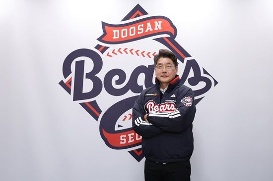 두산 베어스가 2026시즌 코칭스태프 보직을 확정해 14일 공식 발표했다. 두산은 팀과 인연이 있었던 전형도 코치와 윤명준 코치를 영입해 각각 퓨처스팀 수비코치와 잔류군 코치로 임명했다. 두산 베어스